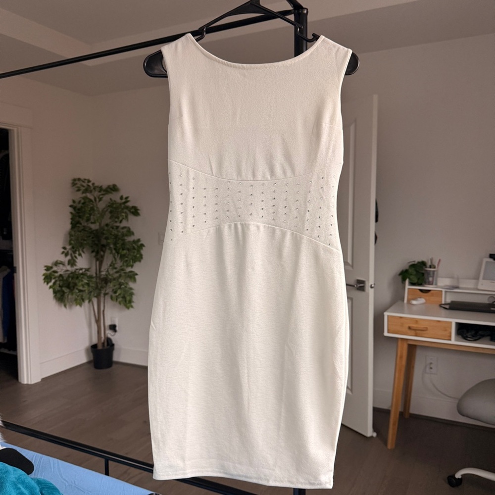 Elegant White Sleeveless Dress